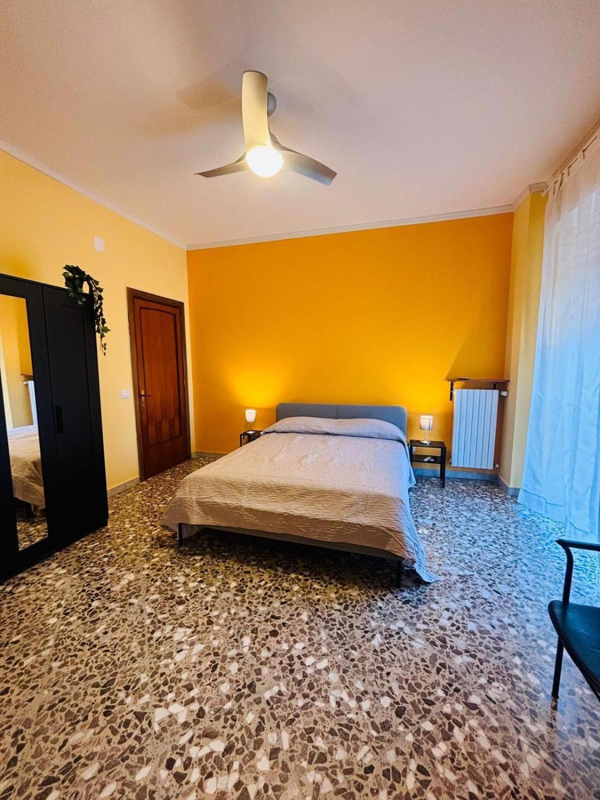 Matthias Central Rooms And Accomodation Bari Exteriör bild